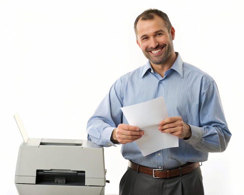 تصویر فرد راضی از اضافه کردن پرینتر با کابل