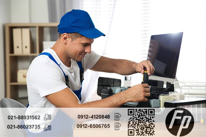عکس تعمیرکار پرینتر در سرویس پرینتر فیدار